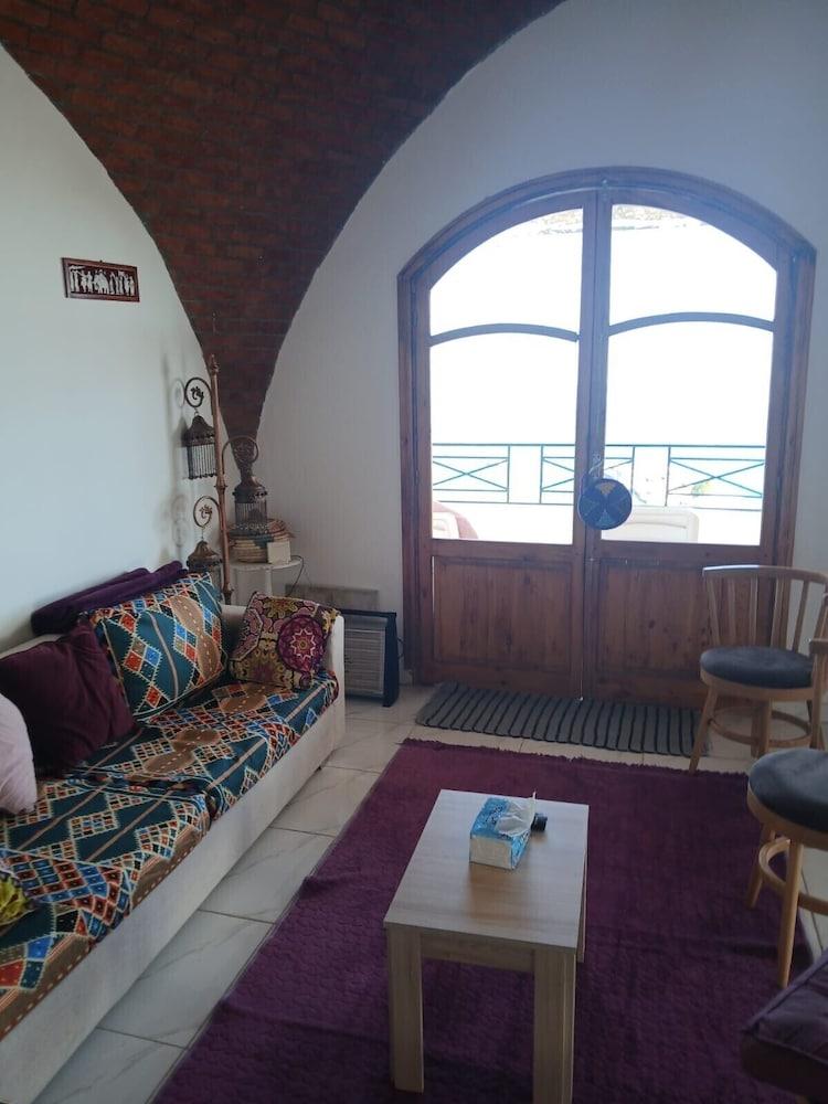3-bed Apartment With Sea View Sleeps 6
