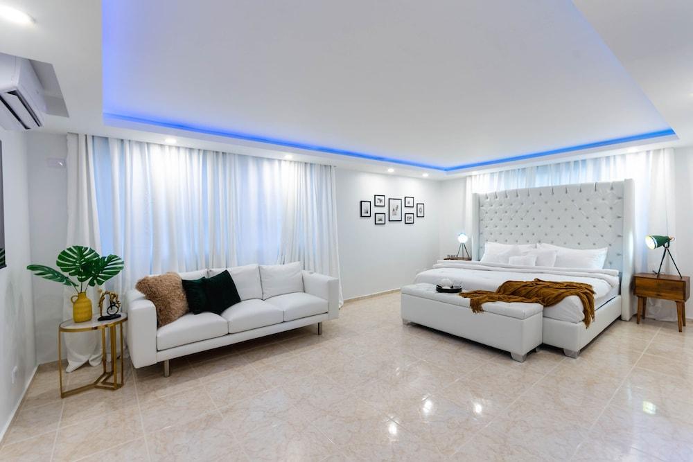 Unique & Spacious 2bdrs Luxury Condo