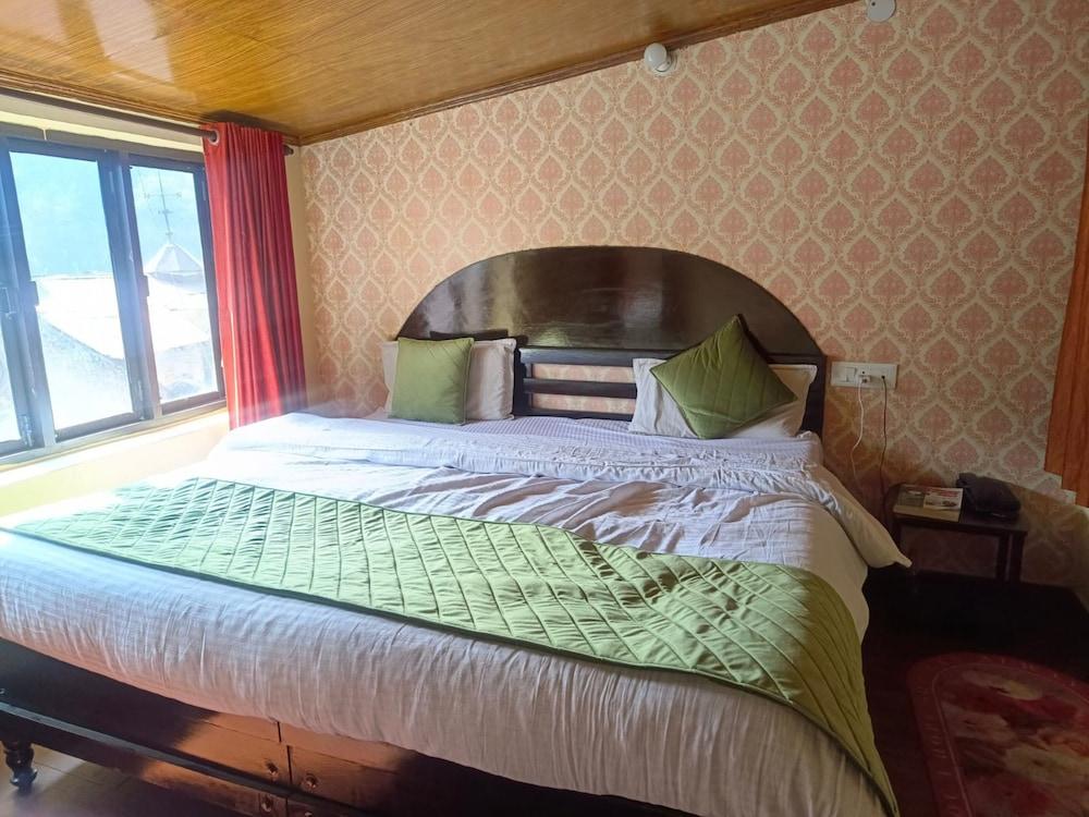 Goroomgo Chand Regency Nainital