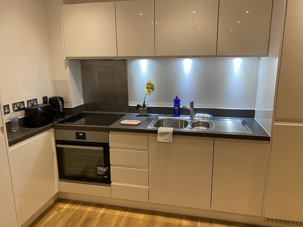 Cosy Stunning two Bed Apartment With Balcony