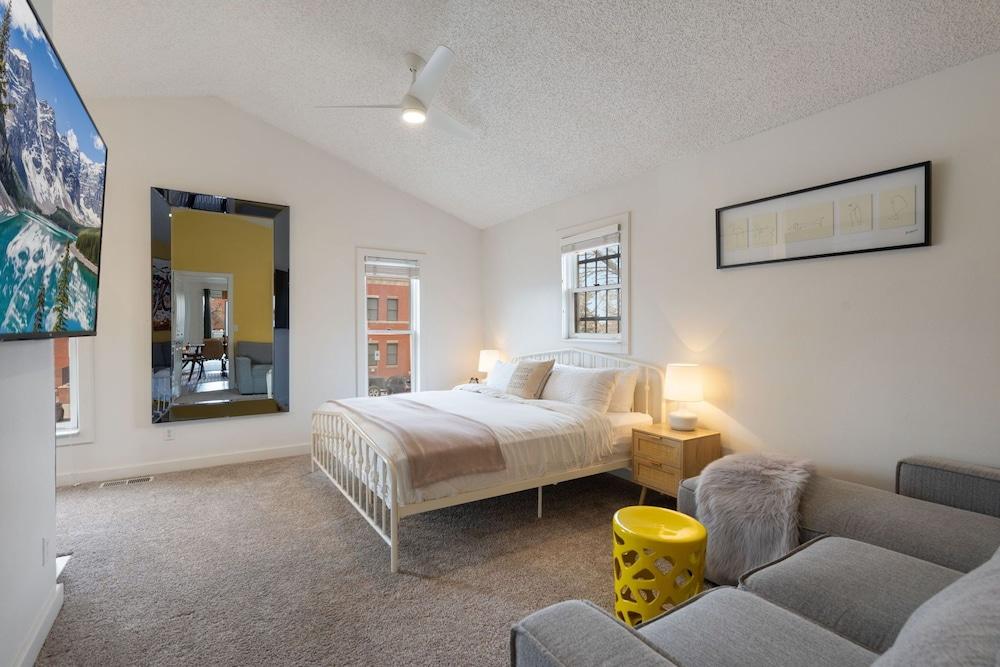 Pine Street Loft –Just steps from Old Town Square!