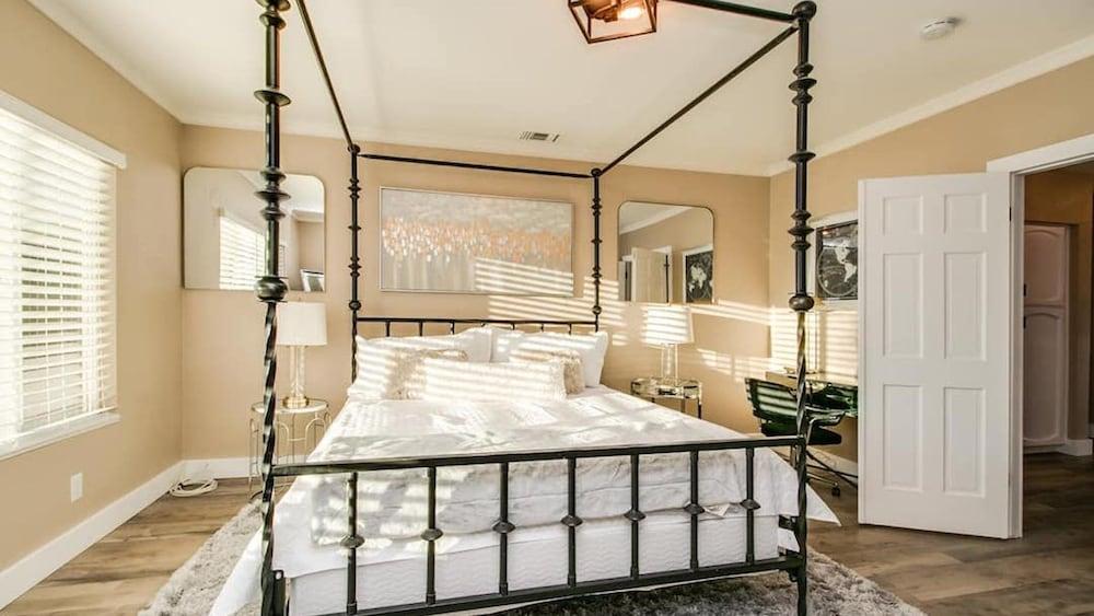 Amazing Remodeled Scottsdale 5 Bdrm W/pool!