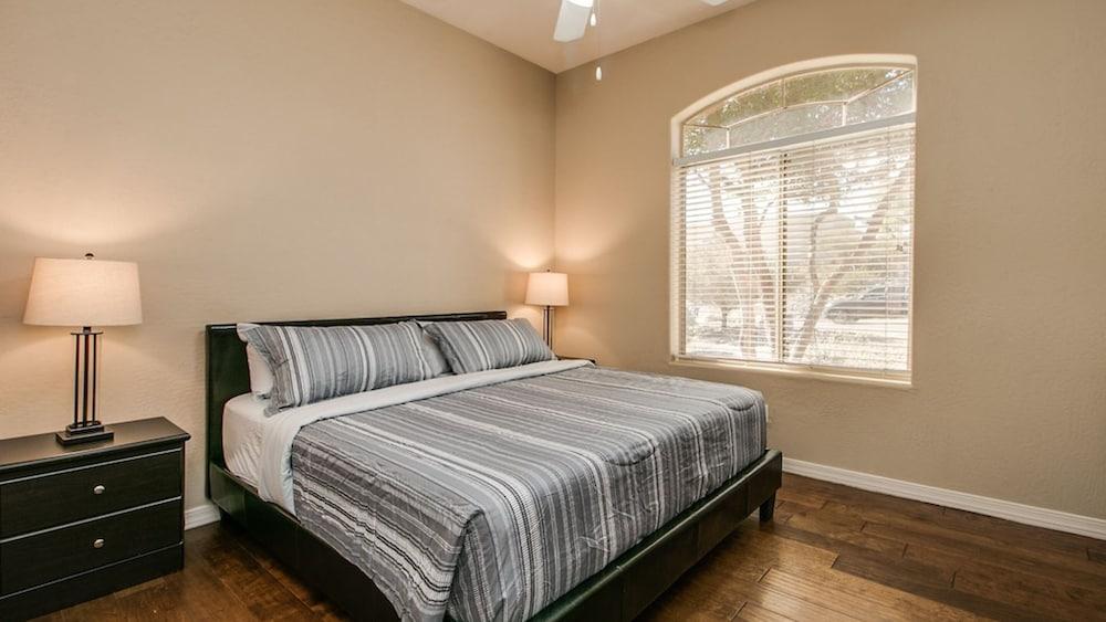 Fabulous 4-bdrm W/breathtaking Views & Pool!