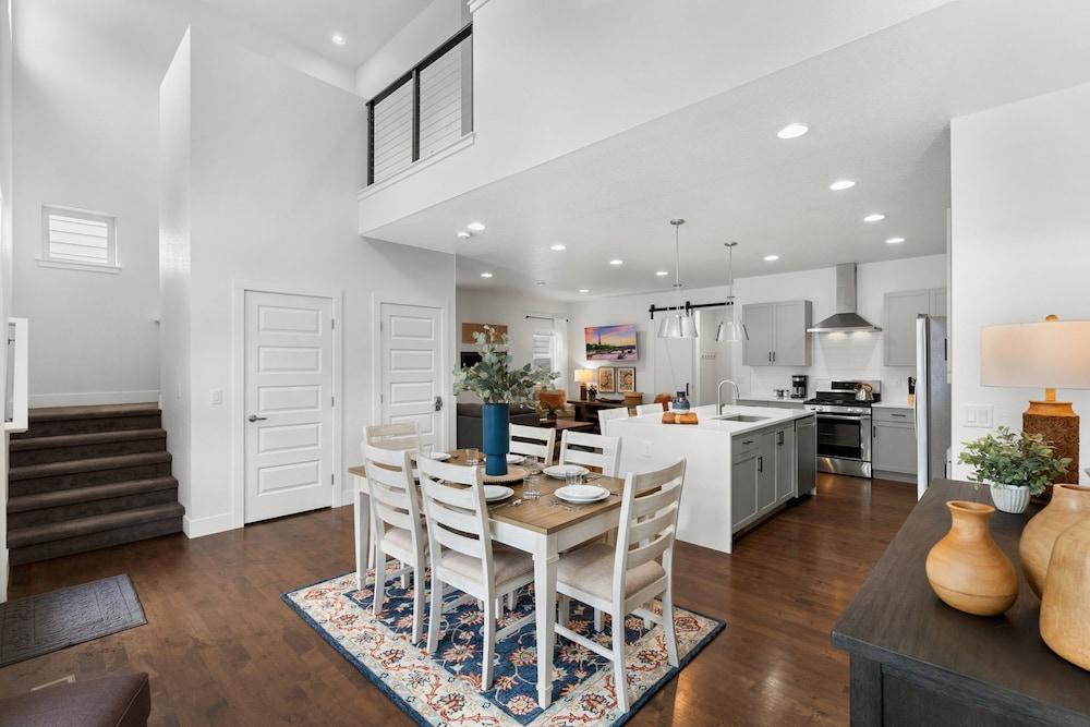 Steps From River & Old Town - Hot Tub & King Bd