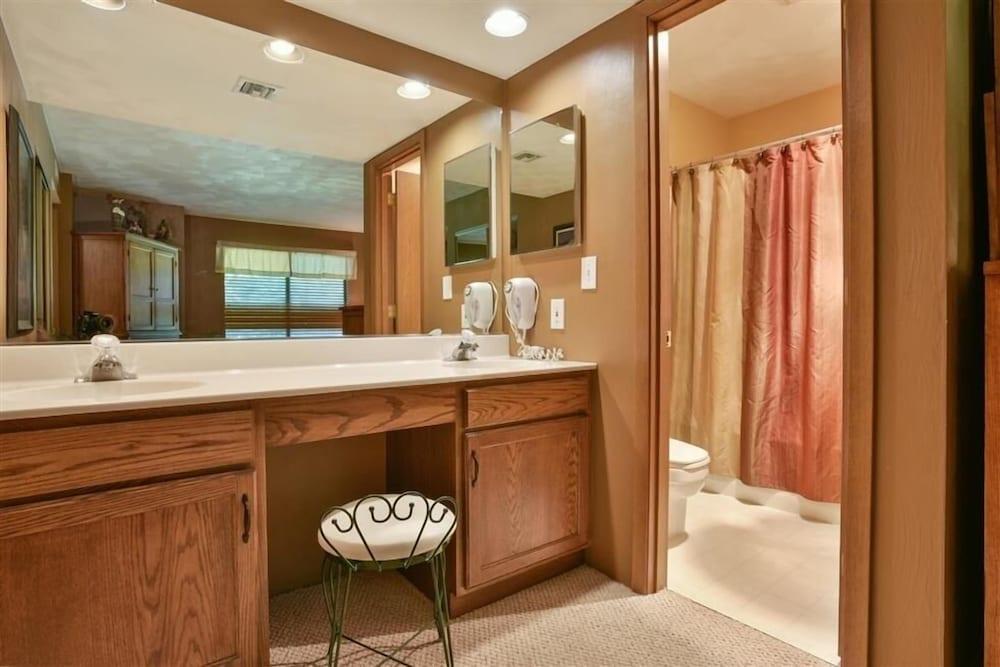 Seven Springs 2 Bedrooms Premium Condo, fireplace and a view by RedAwning