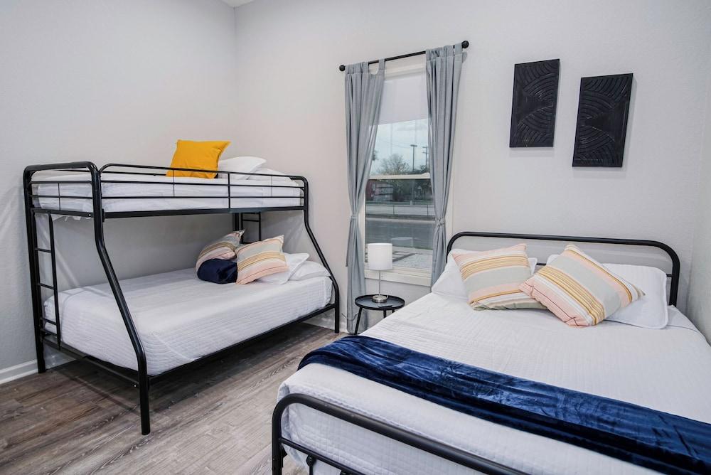 Magnificent 4BR Near Famous Riverwalk and Downtown