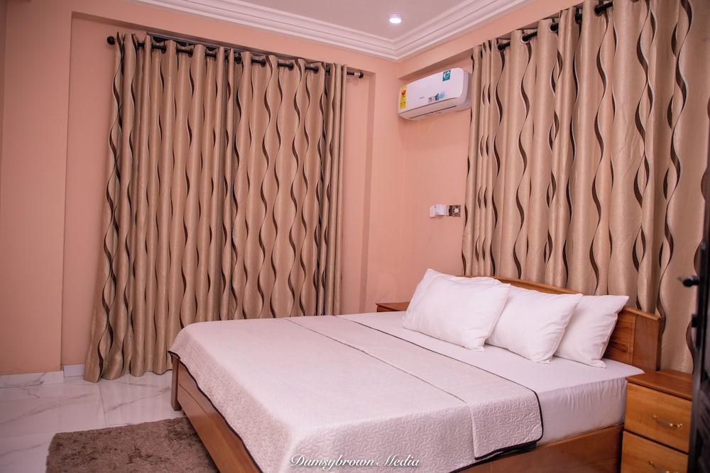 3 Bed Deluxe Apartment - Wifi, Parking, Aircon