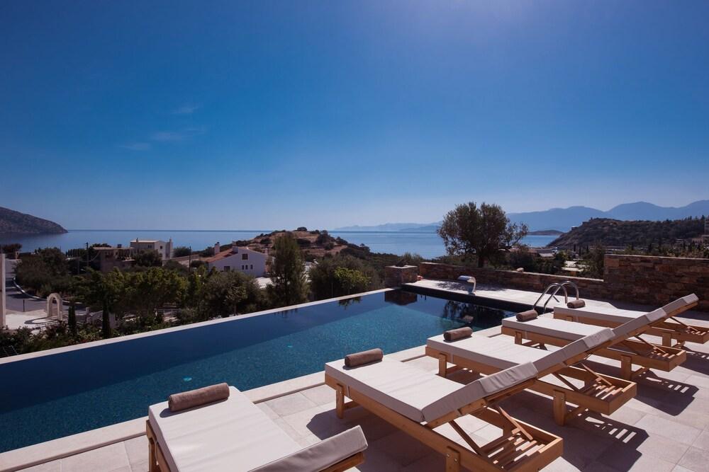 Luxury Villa With Stunning Views in Agios Nikolaos
