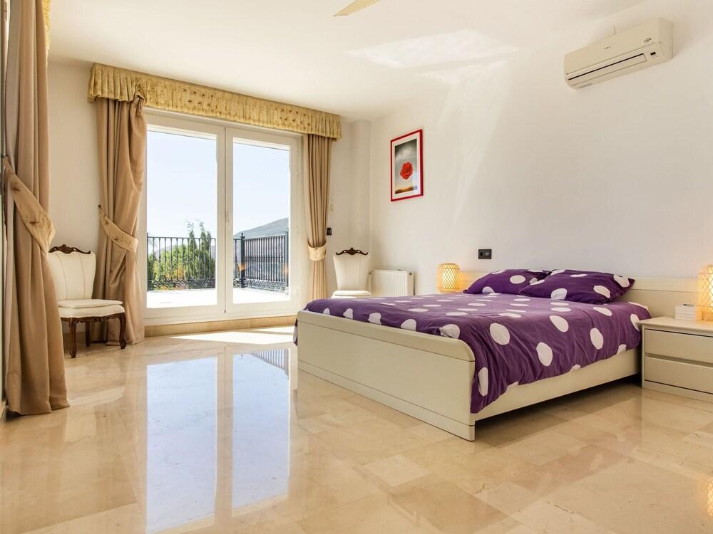 Villa in Granada With Sea Views & Pool