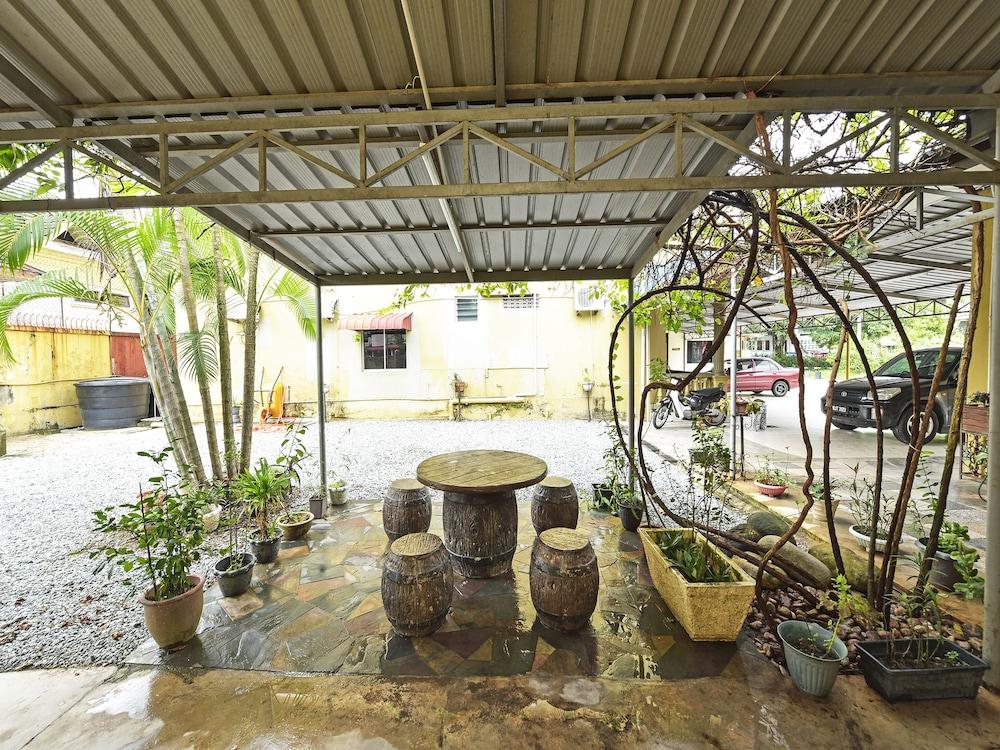 OYO 90702 Empire Inn 1