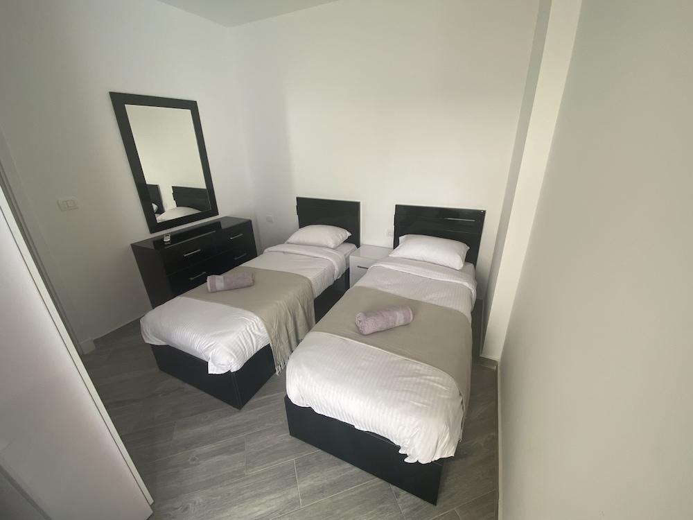 Bali Themed Luxury Spacious 3 Bed Balcony Pool Gym