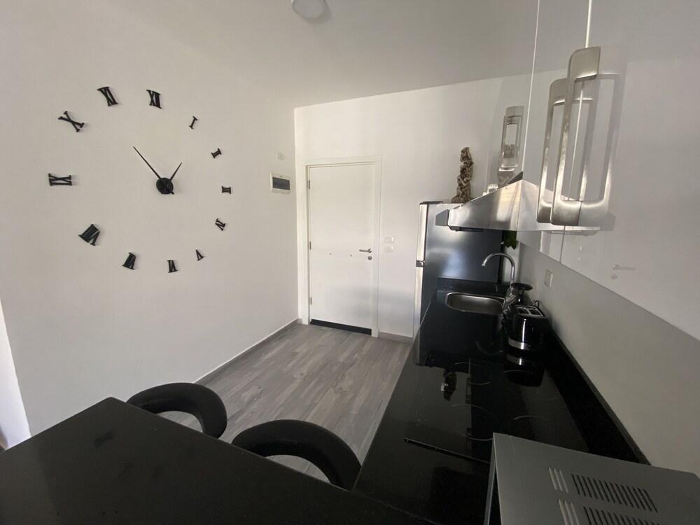 Bali Themed Luxury Spacious 3 Bed Balcony Pool Gym