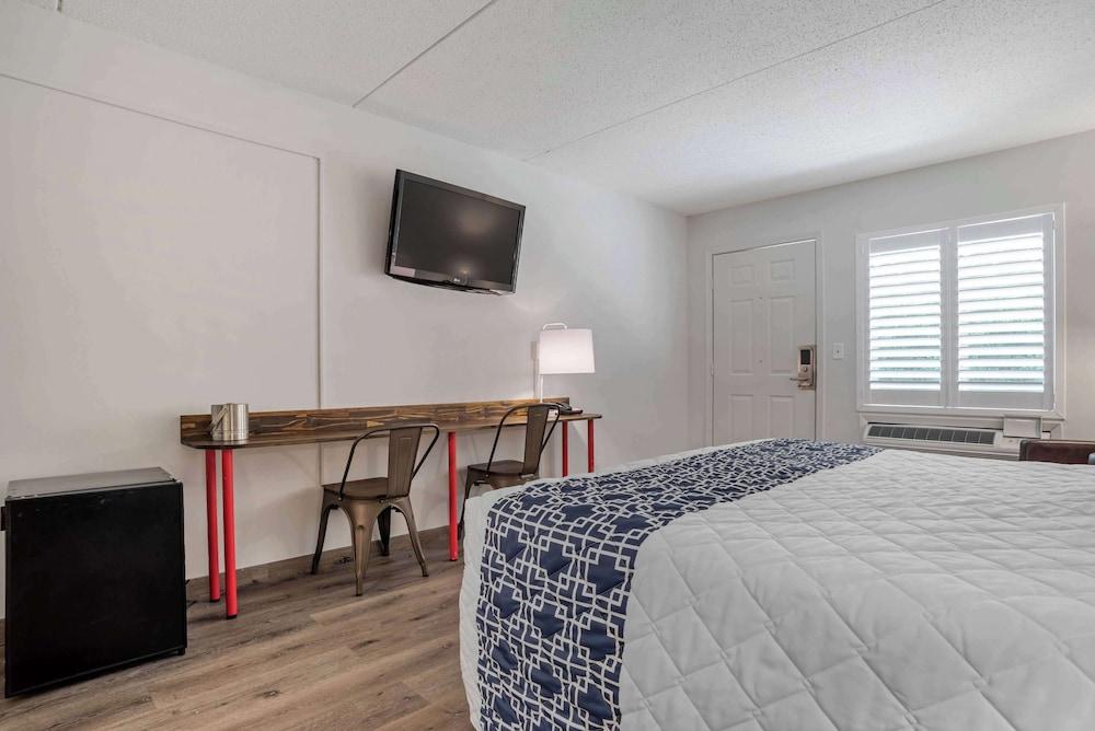 Super 8 by Wyndham Daleville/Fort Novosel