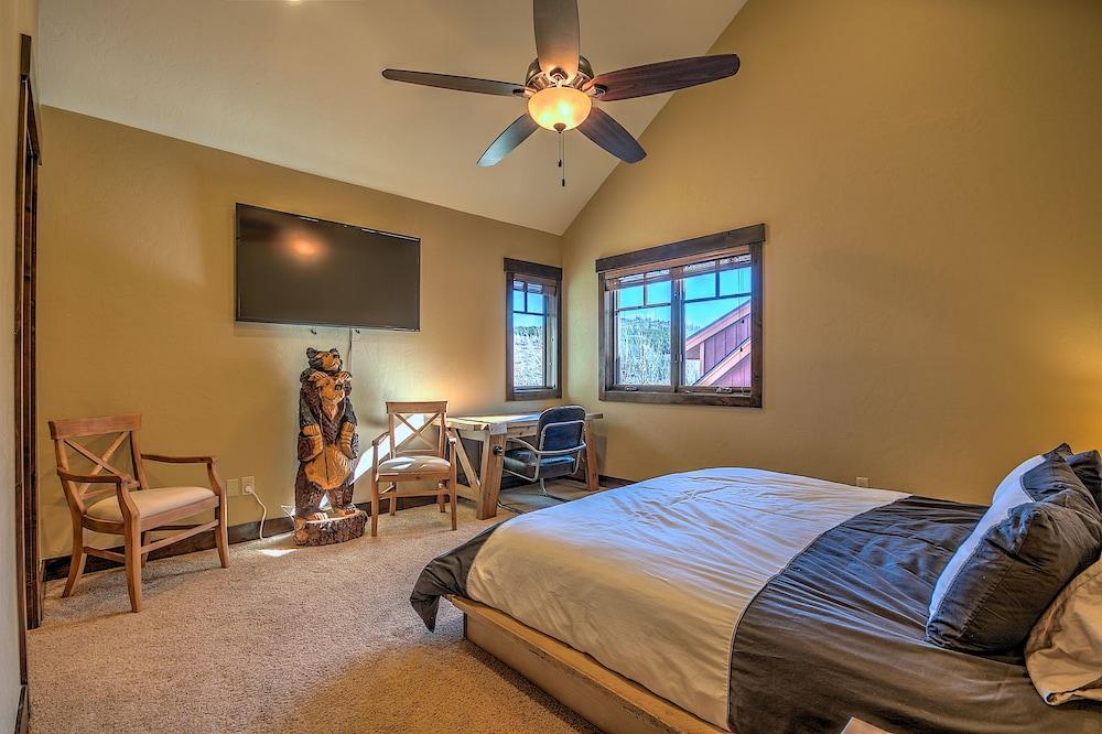 5-star Finishings Townhome. Minutes From World Class Ski Resorts, Hot Tub 4 Bedroom Home by RedAwning