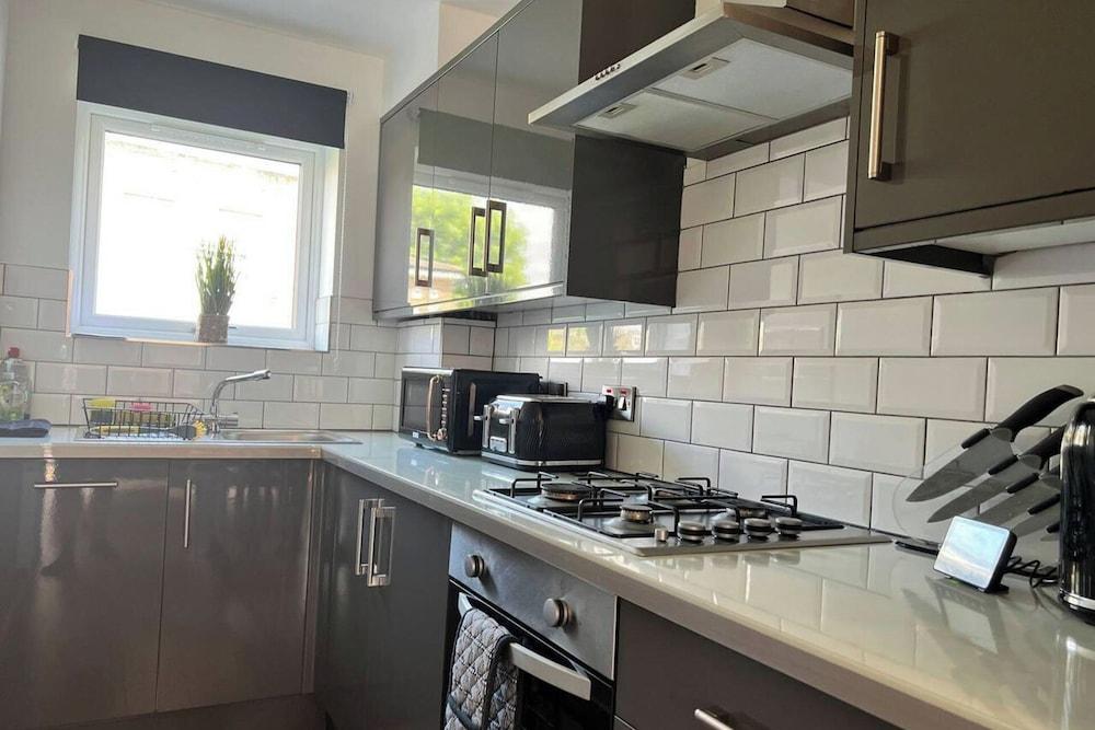 Central 4-bed House - Parking, Patio, Garden, Wifi