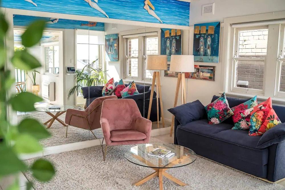 Harbourside Pad With Waterfront Views