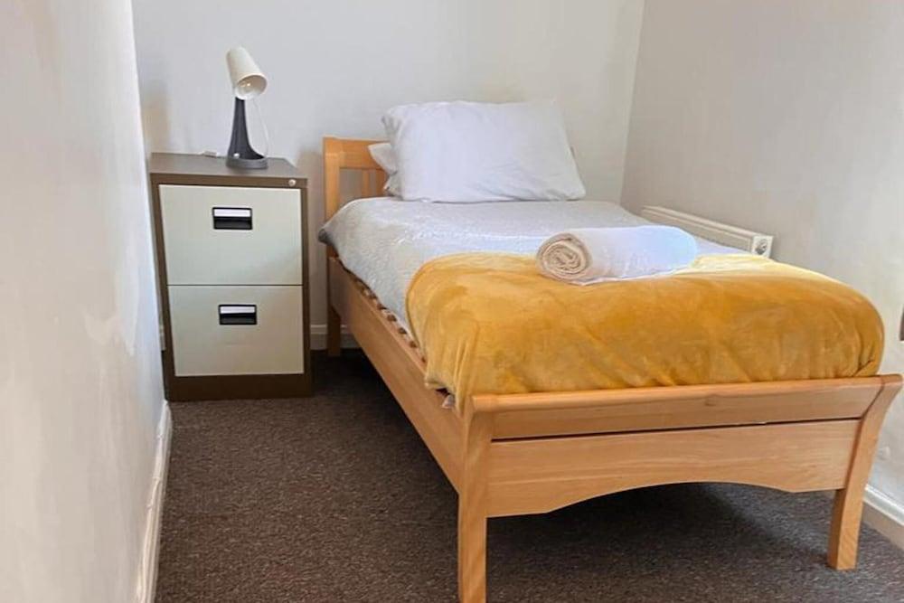 Guesthouse-2br-parking-wifi-toiletriesprovided