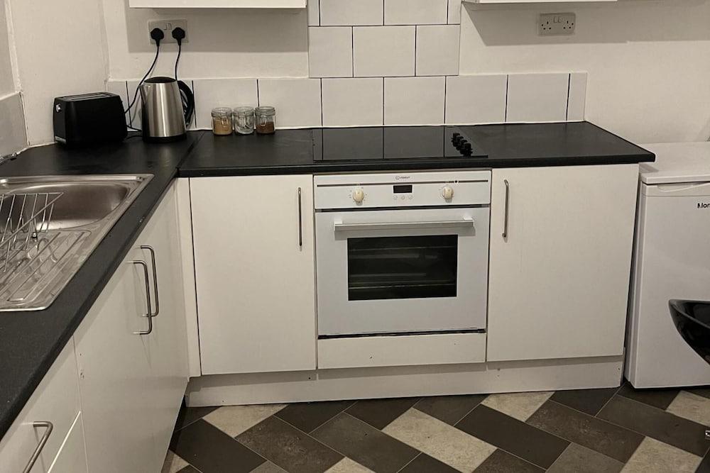 Guesthouse-2br-parking-wifi-toiletriesprovided