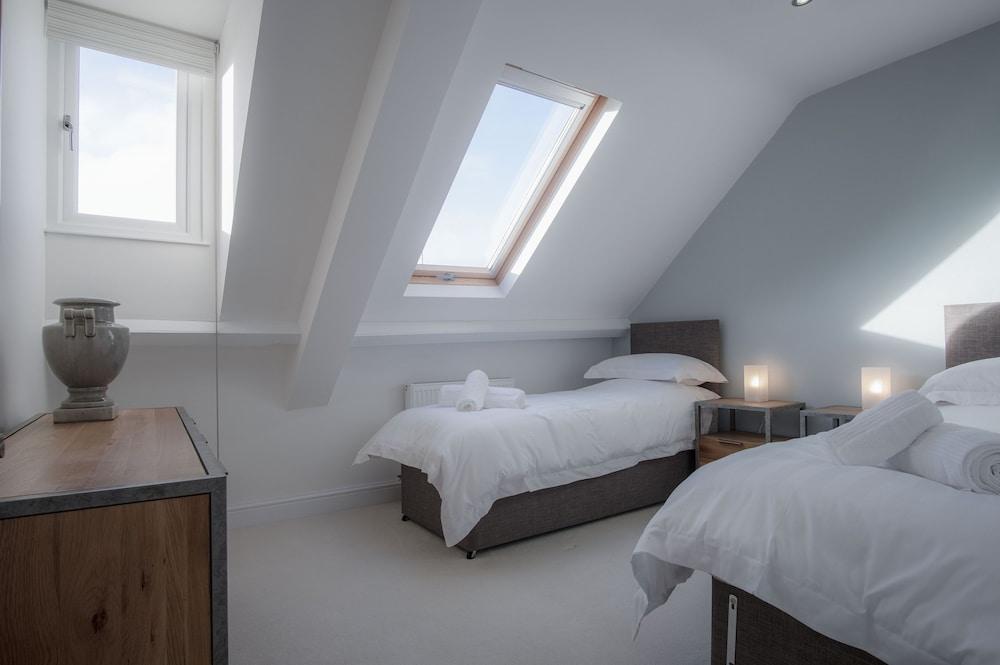 Skylark - 2 Bedroom Apartment - Tenby