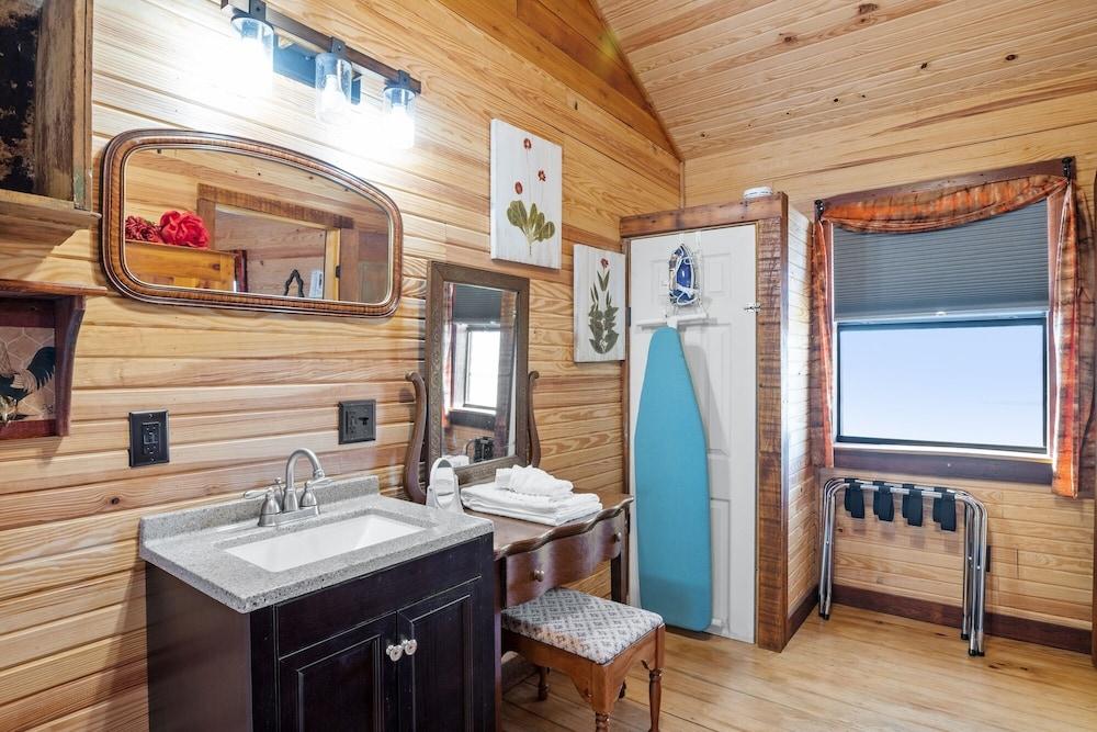 Hollmig Sunset View 1 Bedroom Cabin by RedAwning