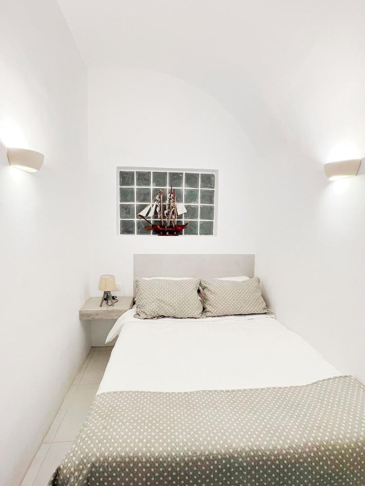 Poli Cave House - Fira Santorini
