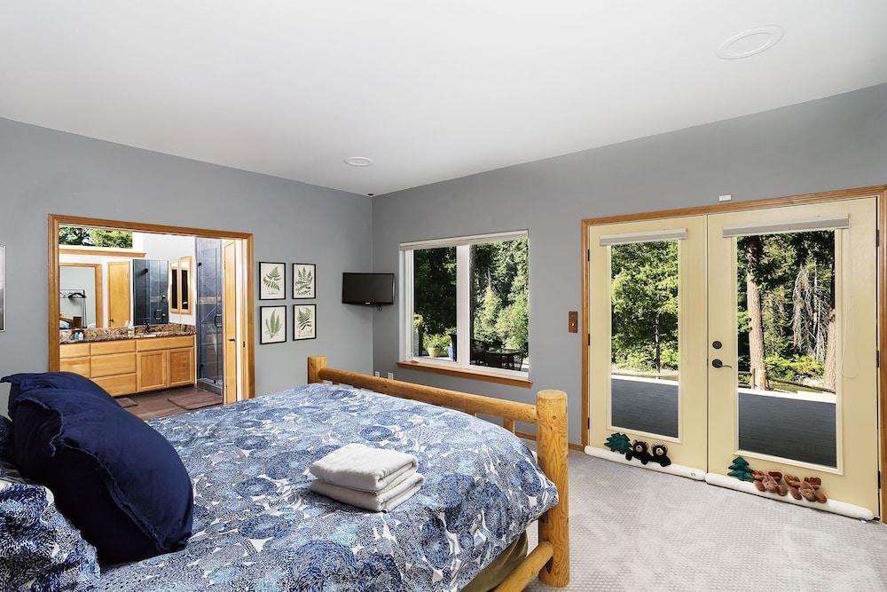 Riffle River Lodge 3 Bedroom Home by NW Comfy Cabins by RedAwning