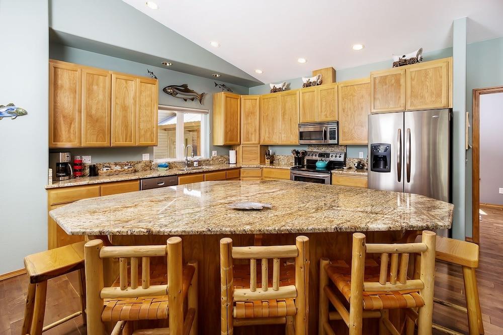 Riffle River Lodge 3 Bedroom Home by NW Comfy Cabins by RedAwning