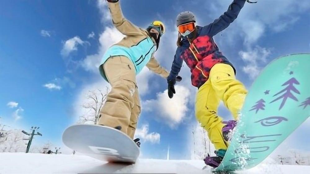 Cozy Seven Springs 1 Bedroom Deluxe Condo with Private Deck by RedAwning - Save 10% on 3 Nights, 15% on 5 Nights!