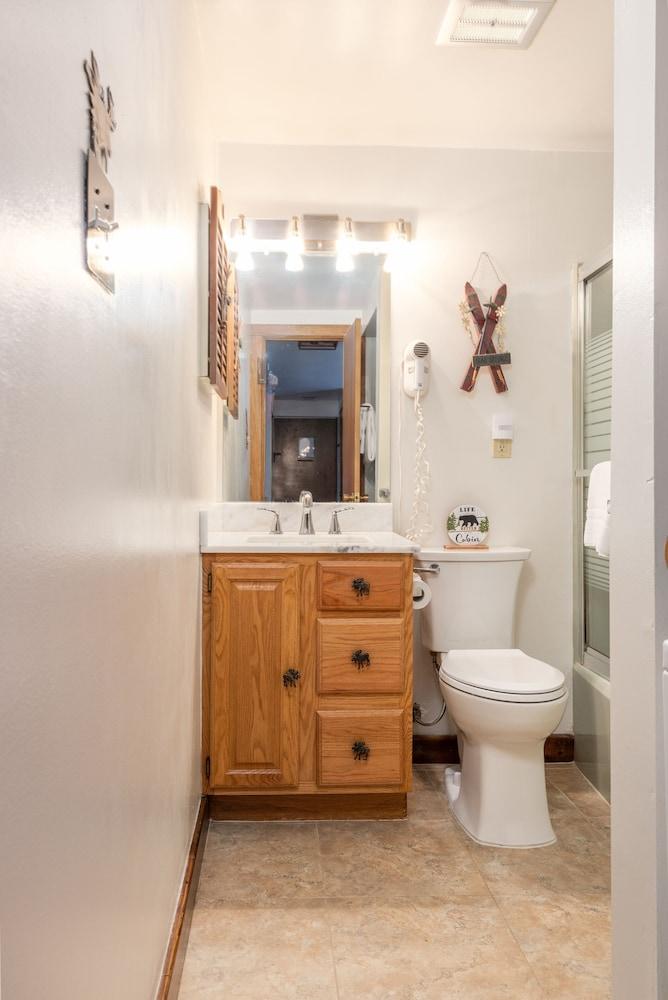 Cozy Seven Springs 1 Bedroom Deluxe Condo with Private Deck by RedAwning - Save 10% on 3 Nights, 15% on 5 Nights!