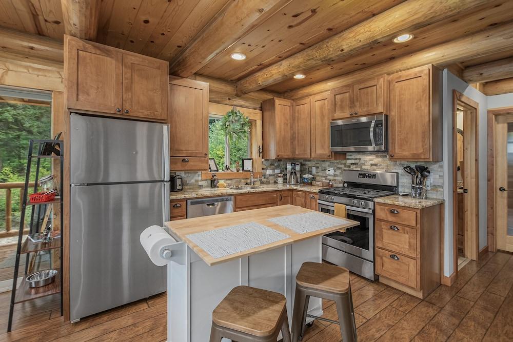 Bearfoot Chalet 3 Bedroom Home by NW Comfy Cabins