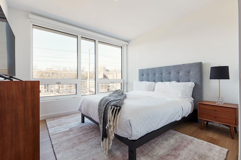 Modern 3 BR Loft -shared Deck - gym - Mins to NYC