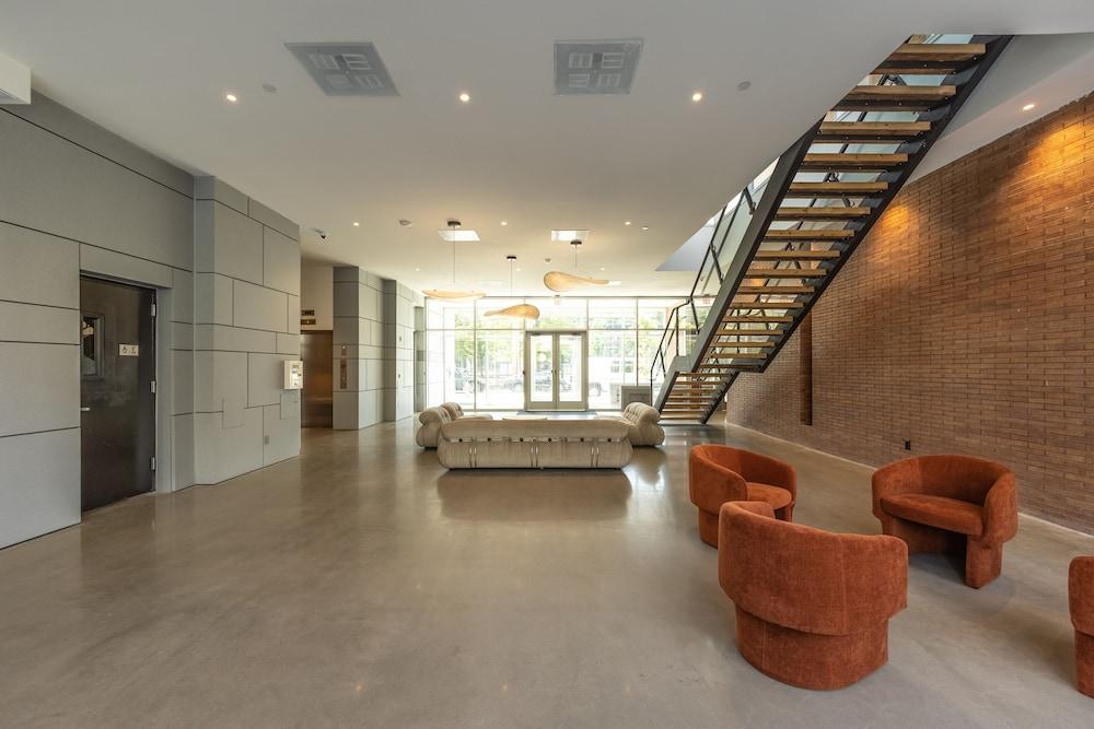 Airy 3 BR Flat w Shared Deck - gym - Mins to NYC