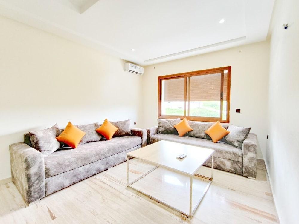 Les Belles Residences E