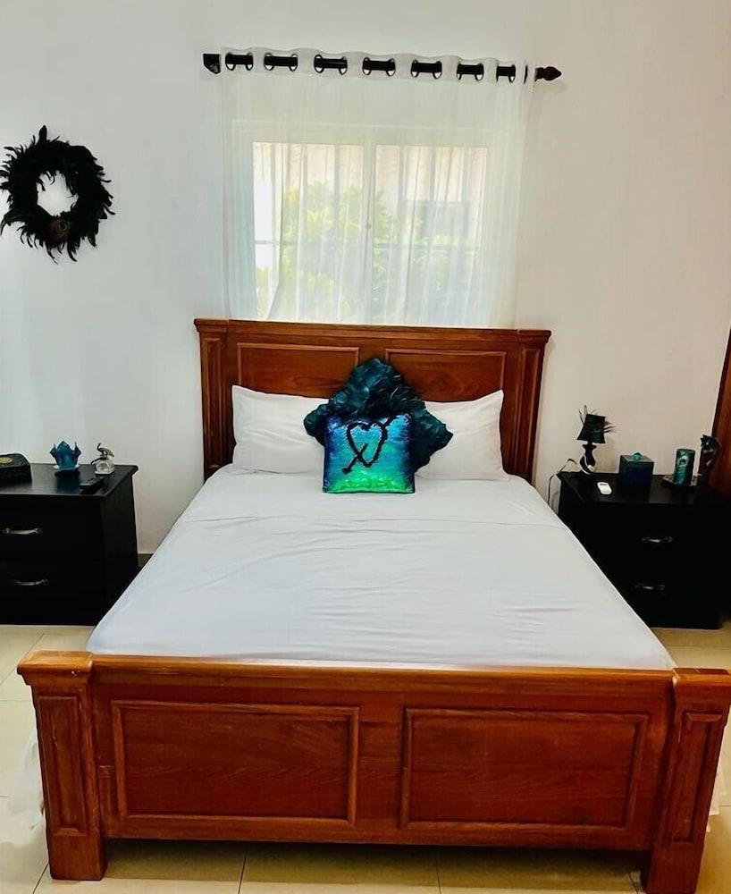 2 Minute Walk to Beach 1bdrm Condo with Pool