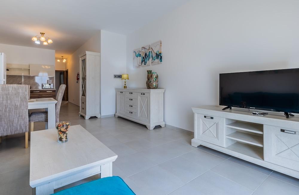 Charming and Chic - Kaylan Seaside Apartment 3