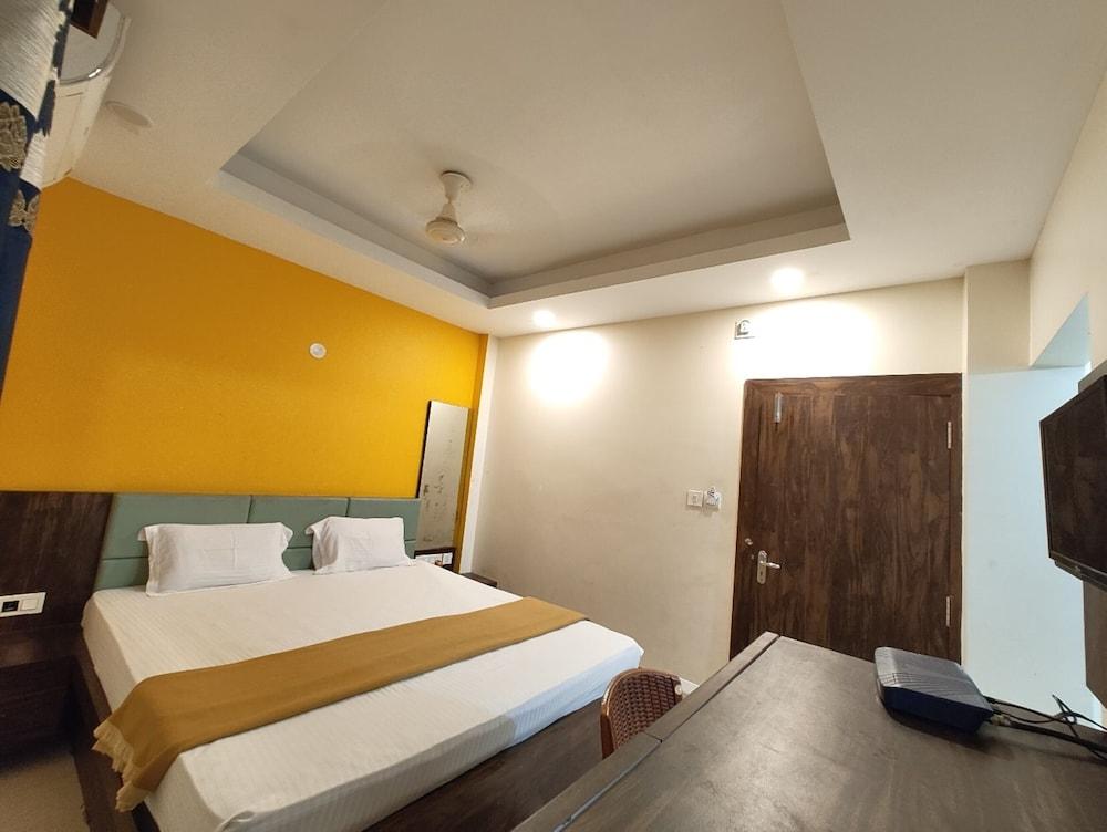 Goroomgo Jagdish Palace Puri