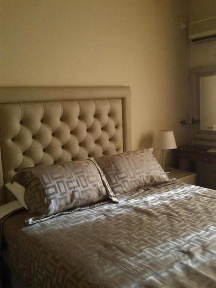 Hotel Queens Leriotis