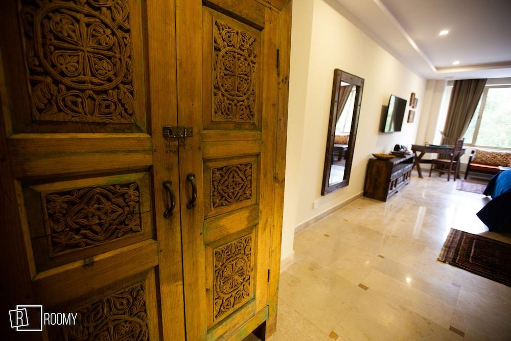 Roomy Signature Hotel