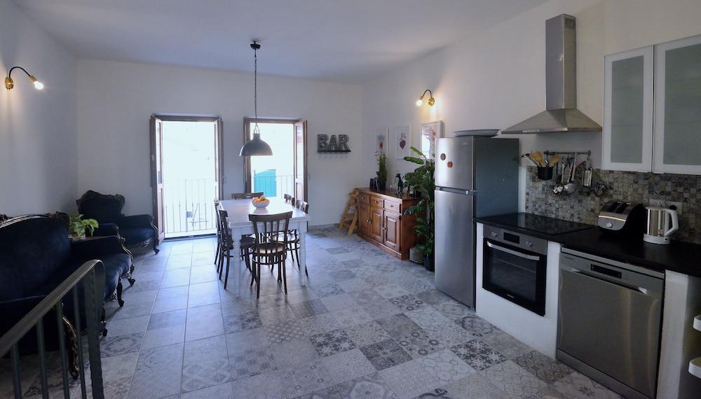 Large, Authentic 2-bed Apartment, Panoramic Views