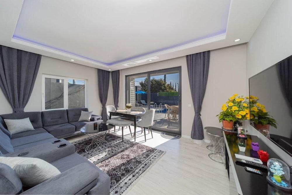 Villa With Pool and Backyard in Kepez