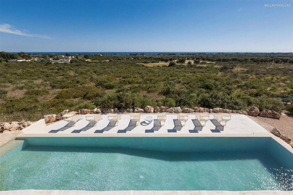 246 Villa Extralusso con Piscina a Manduria