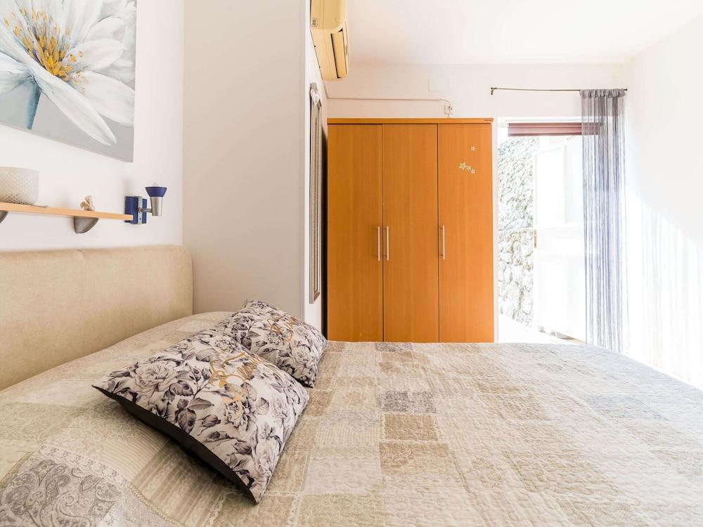 Studio Maro - Studio Apartment With Terrace