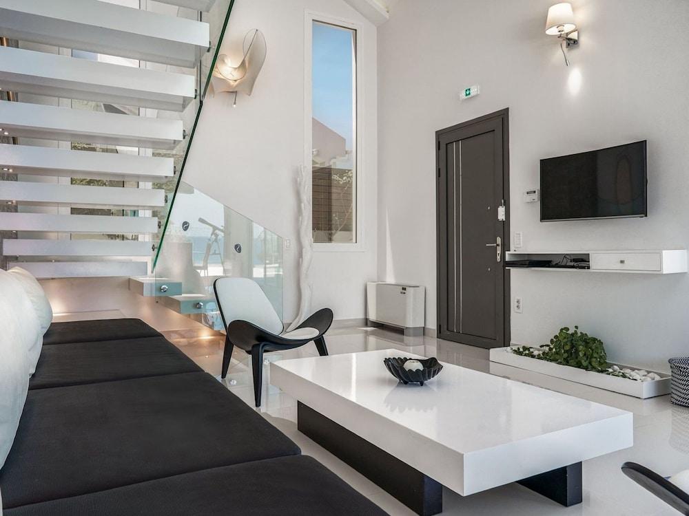 Villa in Tragaki With Pool