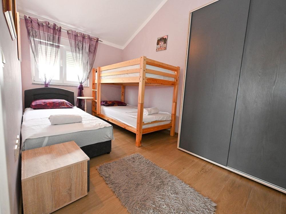 Home With Swimming Pool & Outdoor Kitchen