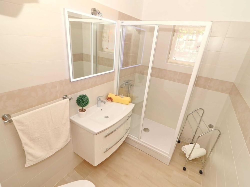 Apartments Villa Marijana - One Bedroom Apartment With Terrace and Garden View