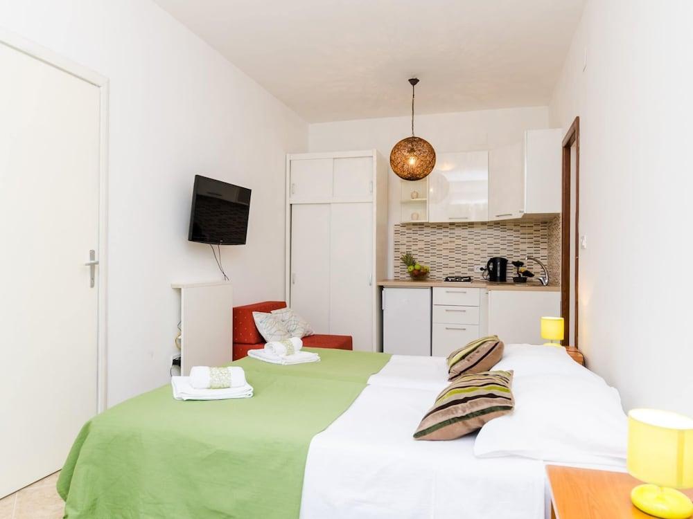 Apartments Versus- Studio Apartment With Terrace