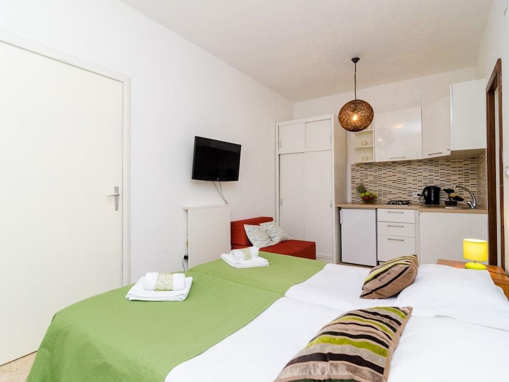 Apartments Versus- Studio Apartment With Terrace