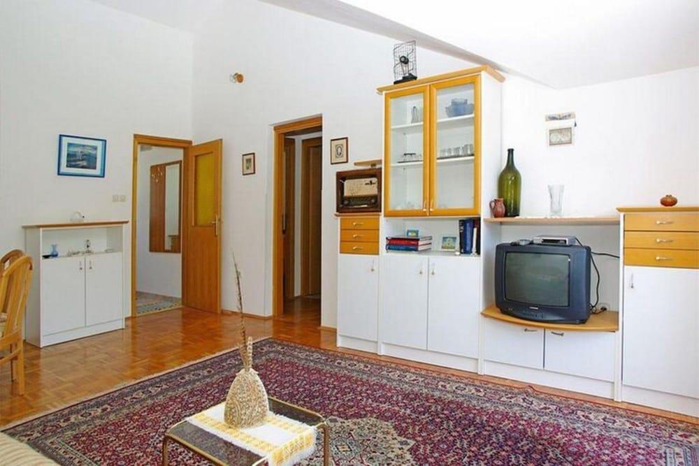 Apartments Tomasic - Two Bedroom Apartment With Terrace and Sea View