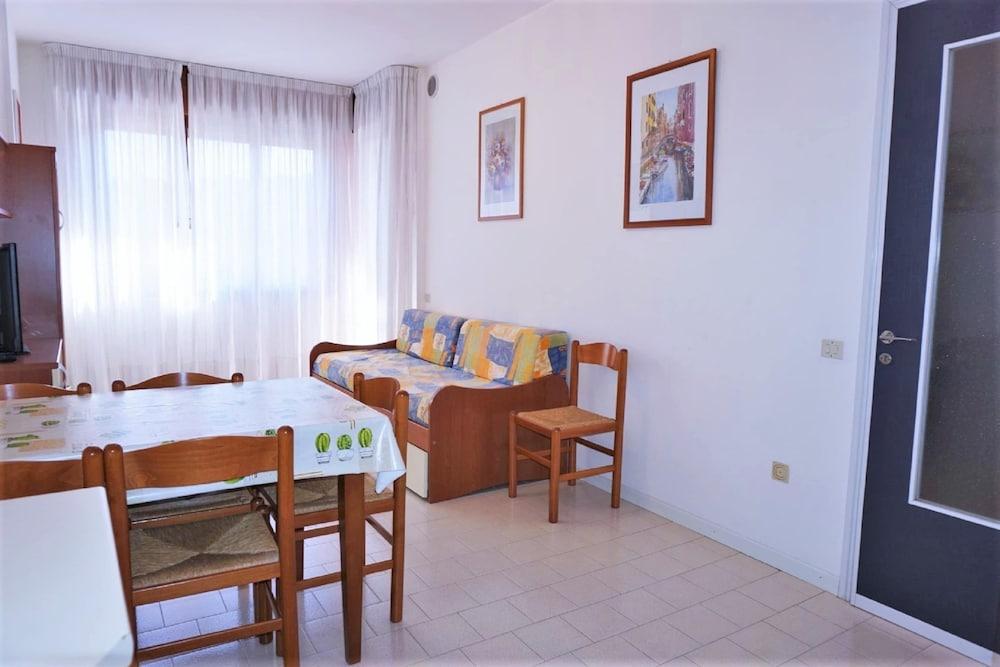 Belvilla by OYO Inviting Apartment With Pool