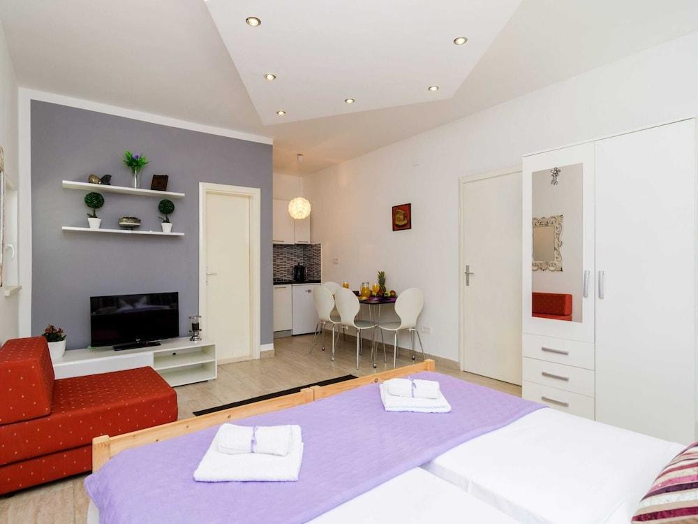 Apartments Versus- Comfort Studio Apartment With Terrace